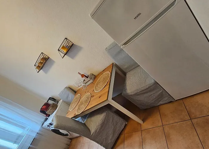 City Center Comfort - Cozy, Fully Equipped 3-Room Apartment Near Main Station