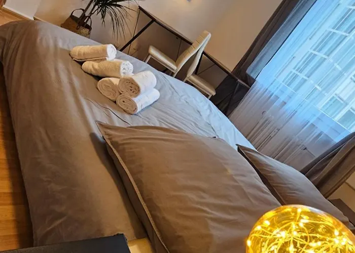 City Center Comfort - Cozy, Fully Equipped 3-Room Apartment Near Main Station